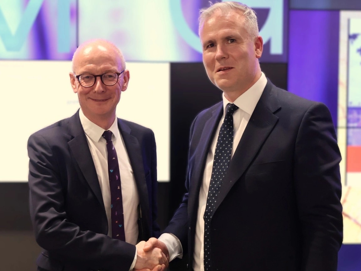 Pat McFadden and HMGCC CEO George Williamson shaking hands